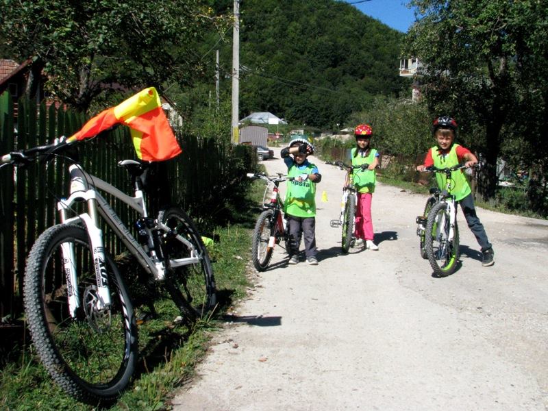 scoala_bate_saua_Cursuri_initiere_bicicleta_ciclism_montan_grupuri_copii