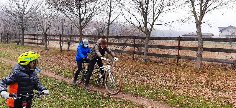 Pedalare in echipa cu bicicleta tandem la Scoala BateSaua