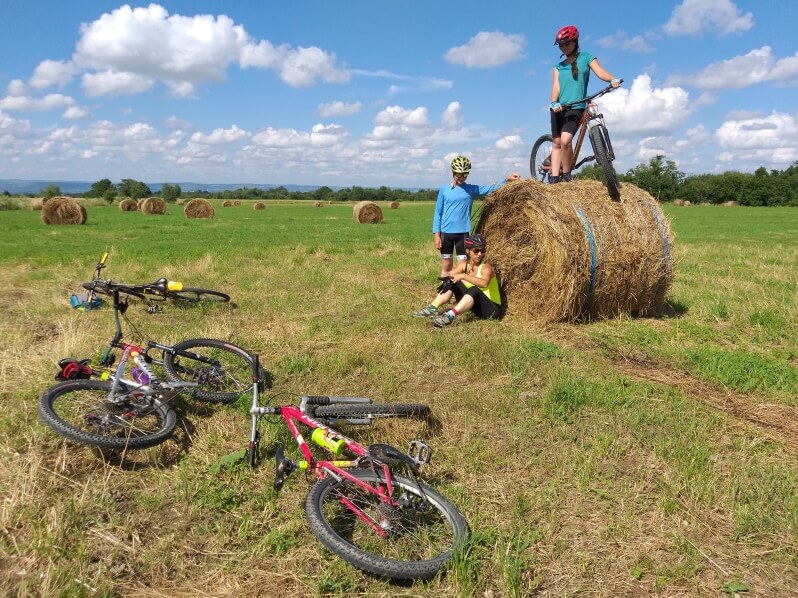 cu bicicleta pe campii printre sate