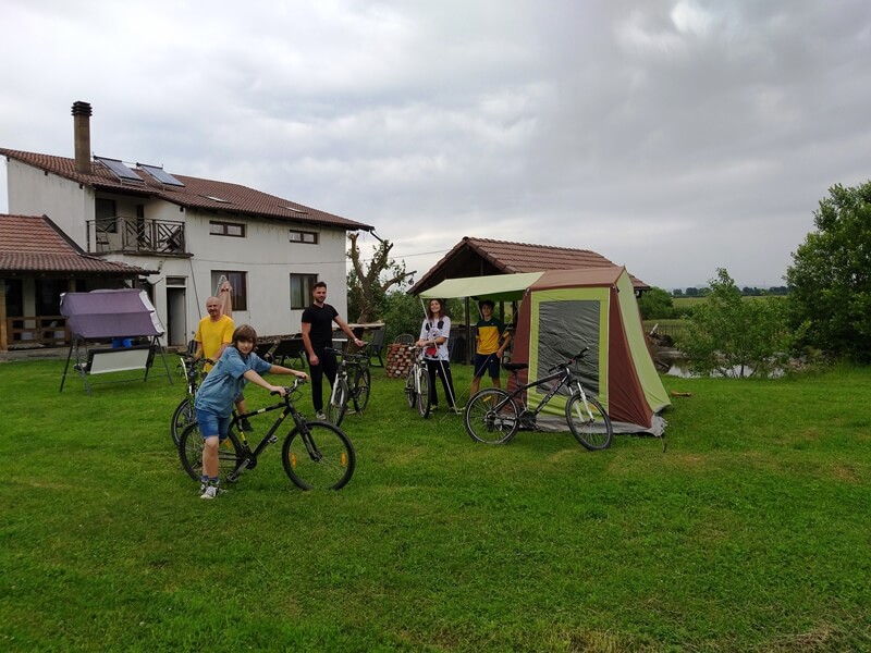 cu bicicletele la cort in tabara la Fagaras